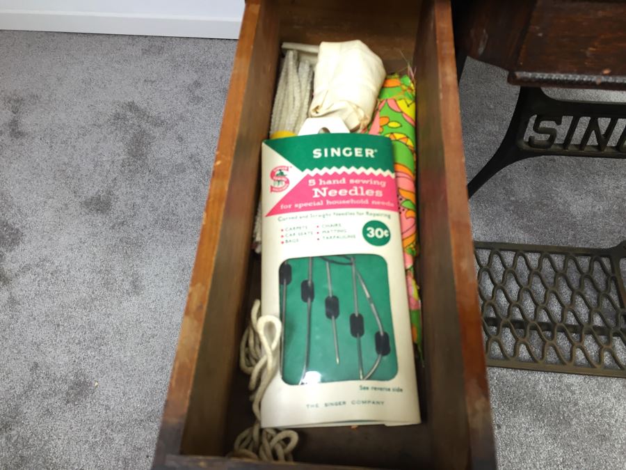Antique 1911 Singer Treadle Sewing Machine With Cabinet, Cast Iron Base And Sewing Parts - Working But Needs New Belt [Photo 12]