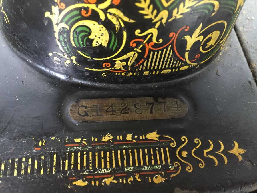 Antique 1911 Singer Treadle Sewing Machine With Cabinet, Cast Iron Base And Sewing Parts - Working But Needs New Belt [Photo 3]
