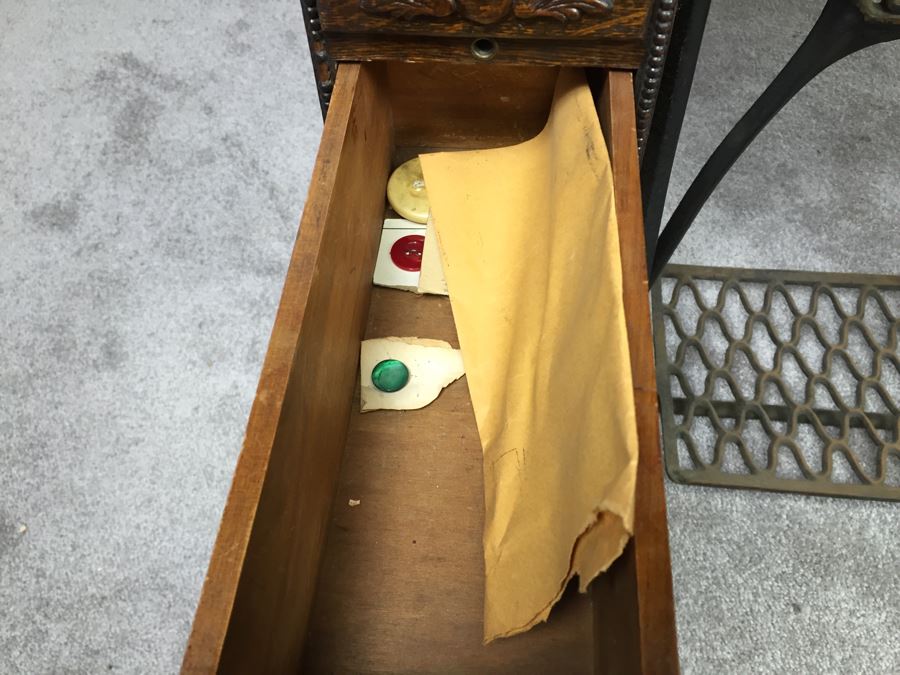 Antique 1911 Singer Treadle Sewing Machine With Cabinet, Cast Iron Base And Sewing Parts - Working But Needs New Belt [Photo 14]