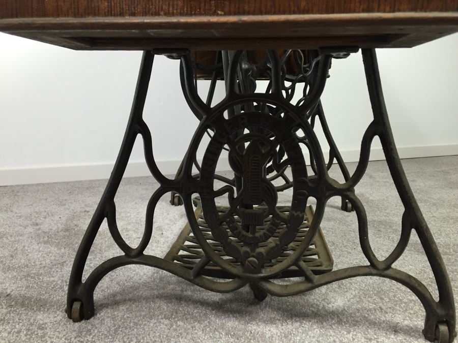 Antique 1911 Singer Treadle Sewing Machine With Cabinet, Cast Iron Base And Sewing Parts - Working But Needs New Belt [Photo 24]