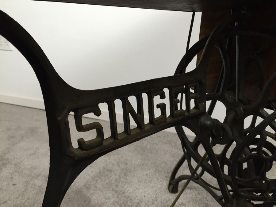 Antique 1911 Singer Treadle Sewing Machine With Cabinet, Cast Iron Base And Sewing Parts - Working But Needs New Belt [Photo 25]