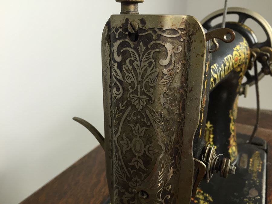 Antique 1911 Singer Treadle Sewing Machine With Cabinet, Cast Iron Base And Sewing Parts - Working But Needs New Belt [Photo 20]