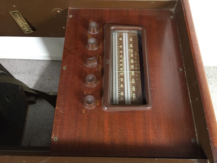 Vintage Magnavox Tube Radio Cabinet Model 252MX Turns On May Need Servicing [Photo 8]