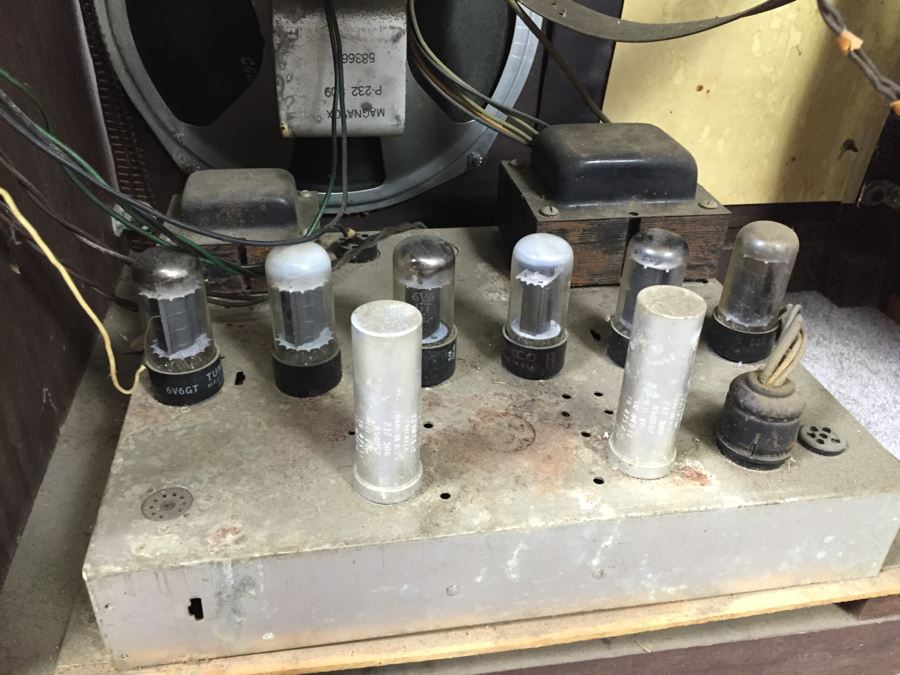 Vintage Magnavox Tube Radio Cabinet Model 252MX Turns On May Need Servicing [Photo 14]