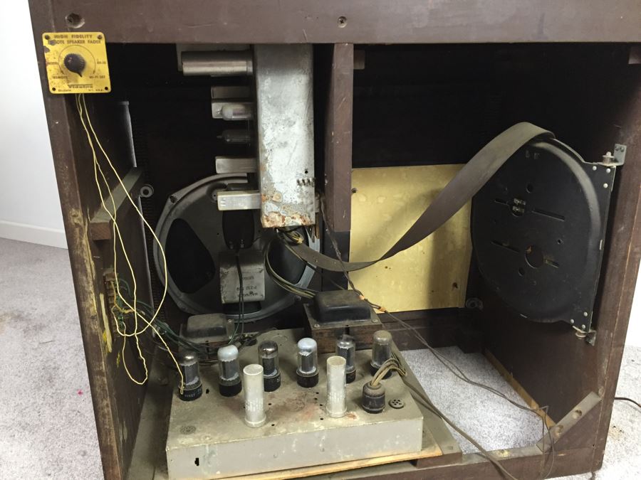 Vintage Magnavox Tube Radio Cabinet Model 252MX Turns On May Need Servicing [Photo 13]