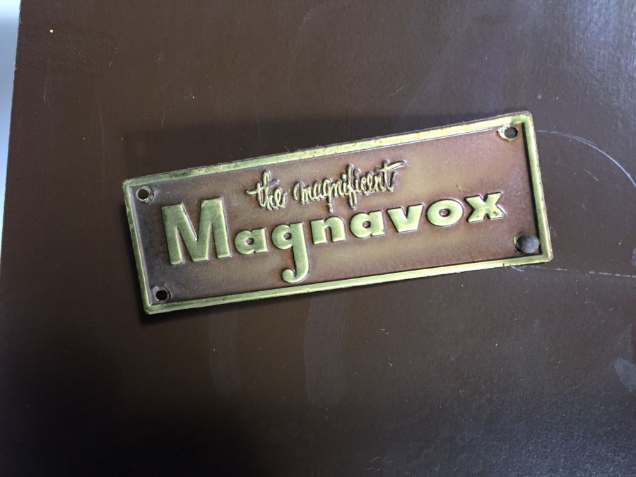 Vintage Magnavox Tube Radio Cabinet Model 252MX Turns On May Need Servicing [Photo 3]
