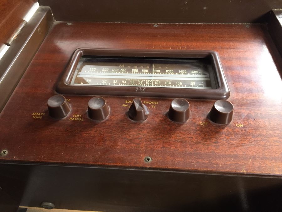 Vintage Magnavox Tube Radio Cabinet Model 252MX Turns On May Need Servicing [Photo 11]