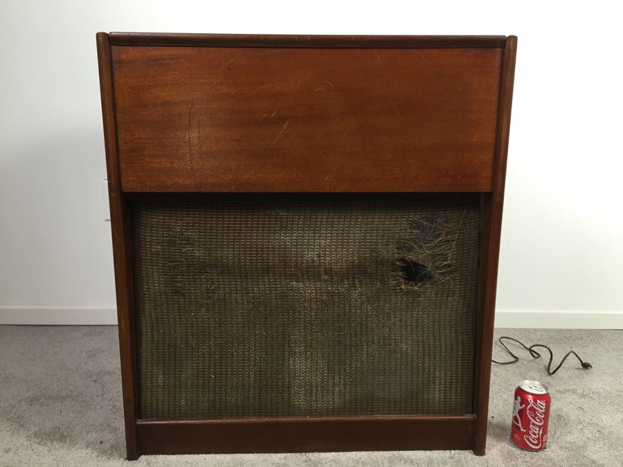 Vintage Magnavox Tube Radio Cabinet Model 252MX Turns On May Need Servicing [Photo 1]