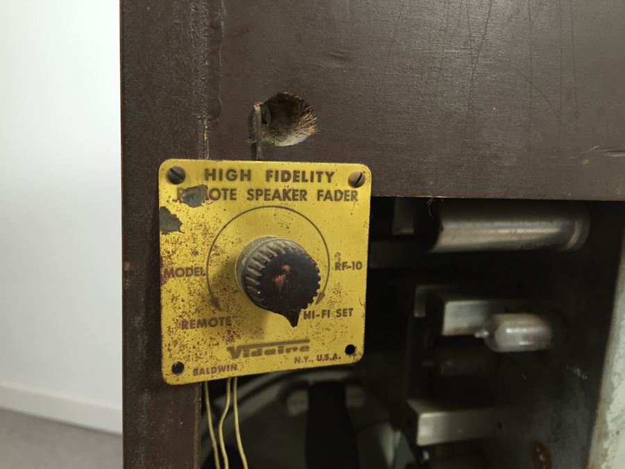 Vintage Magnavox Tube Radio Cabinet Model 252MX Turns On May Need Servicing [Photo 17]