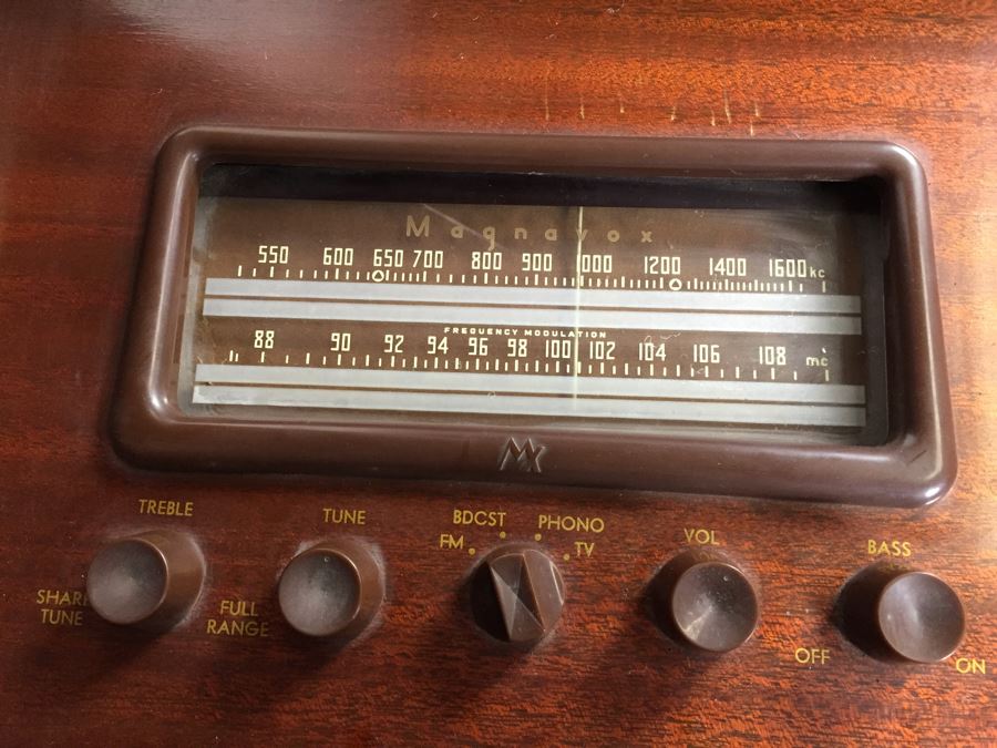 Vintage Magnavox Tube Radio Cabinet Model 252MX Turns On May Need Servicing [Photo 9]