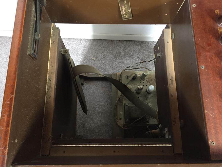 Vintage Magnavox Tube Radio Cabinet Model 252MX Turns On May Need Servicing [Photo 12]