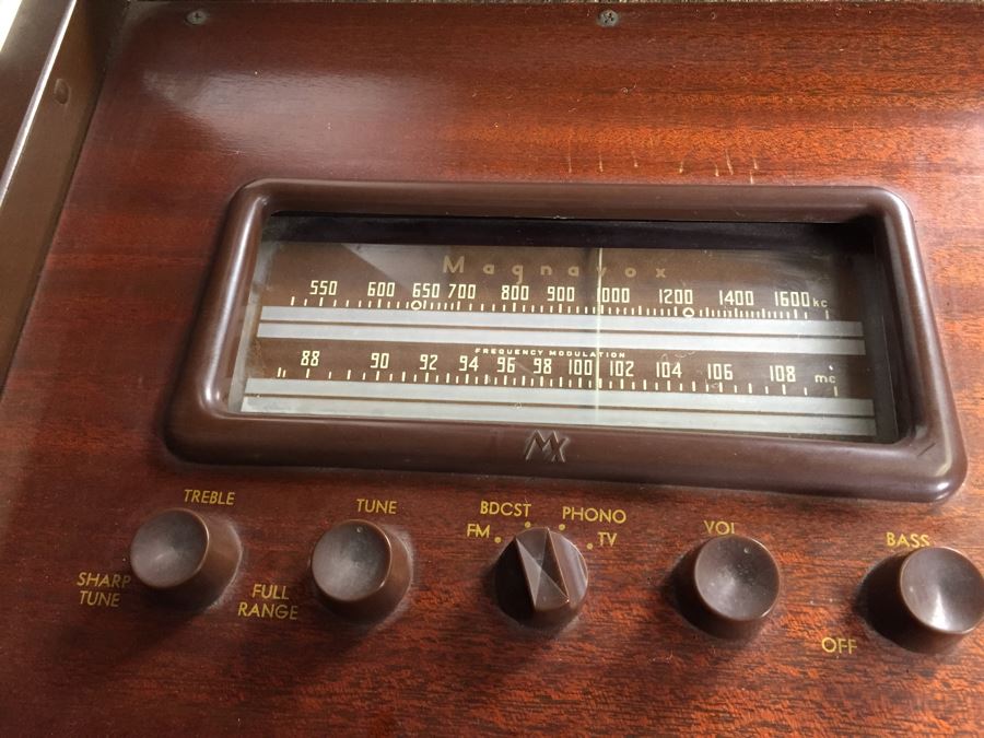 Vintage Magnavox Tube Radio Cabinet Model 252MX Turns On May Need Servicing [Photo 2]