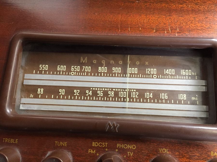 Vintage Magnavox Tube Radio Cabinet Model 252MX Turns On May Need Servicing [Photo 10]