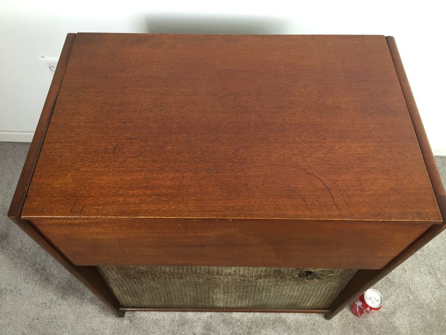 Vintage Magnavox Tube Radio Cabinet Model 252MX Turns On May Need Servicing [Photo 6]