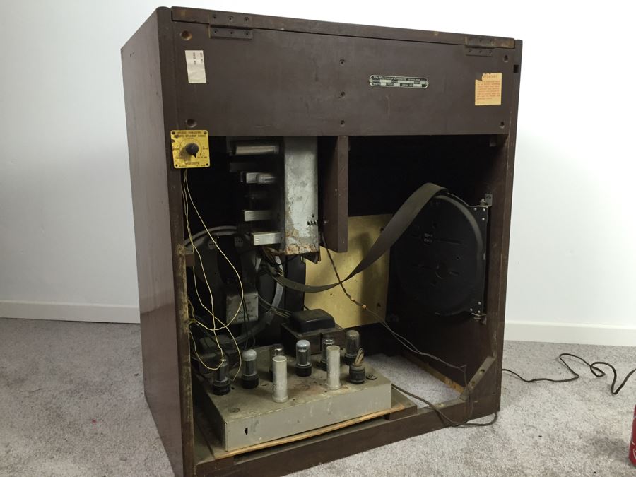 Vintage Magnavox Tube Radio Cabinet Model 252MX Turns On May Need Servicing [Photo 4]