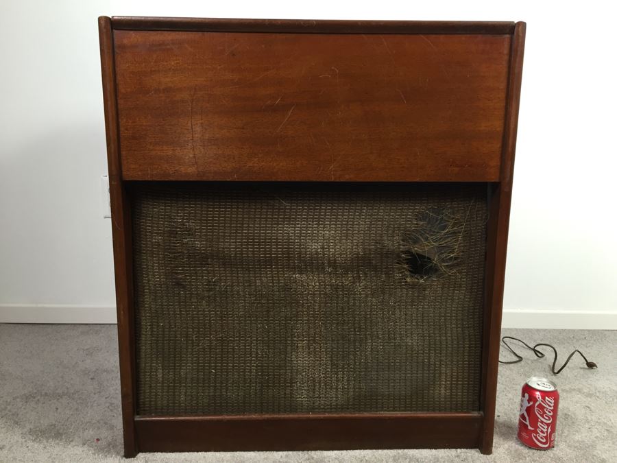 Vintage Magnavox Tube Radio Cabinet Model 252MX Turns On May Need Servicing [Photo 5]