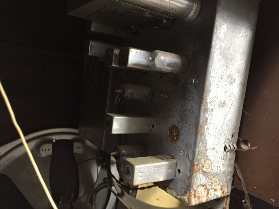 Vintage Magnavox Tube Radio Cabinet Model 252MX Turns On May Need Servicing [Photo 15]