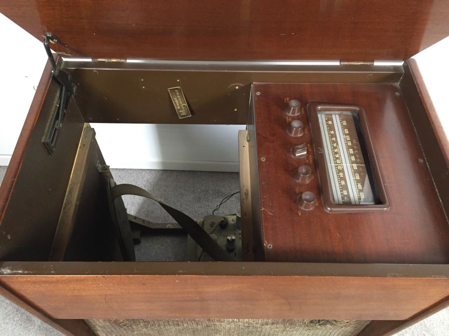 Vintage Magnavox Tube Radio Cabinet Model 252MX Turns On May Need Servicing [Photo 7]