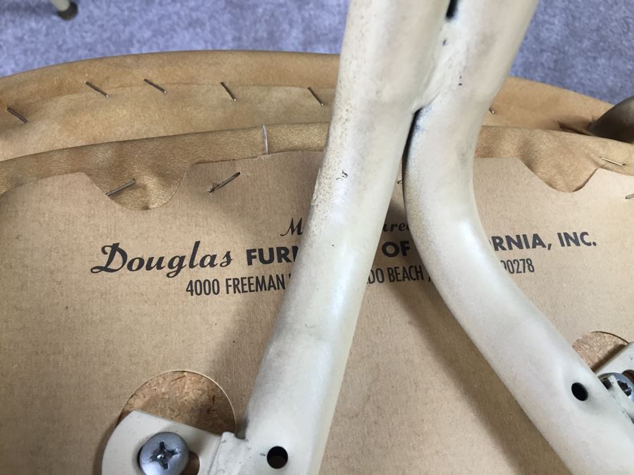 Vintage 1960's Kitchen Table And Chairs [Photo 10]