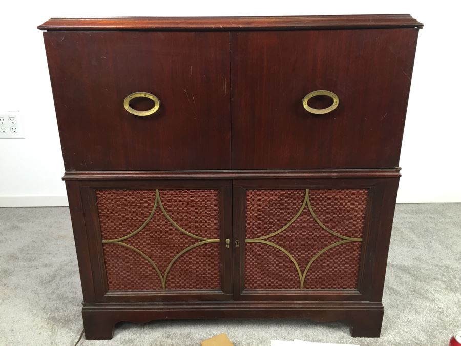 Vintage CapehartFarnsworth Console Tube Radio With Record Player Model