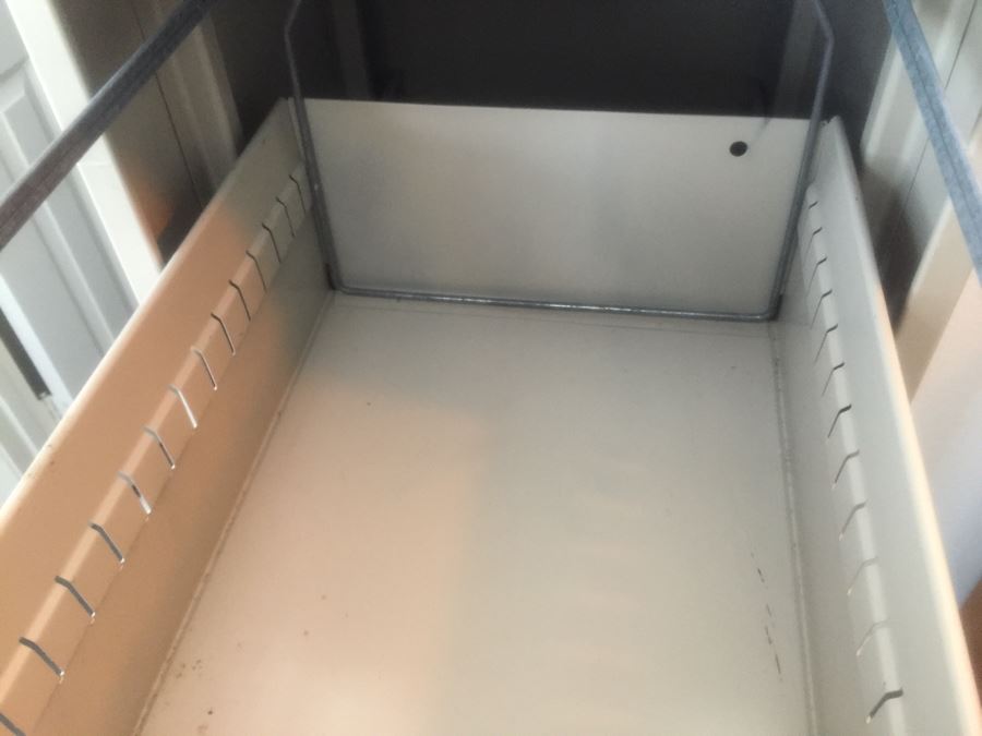 Metal 4-Drawer Filing Cabinet [Photo 6]