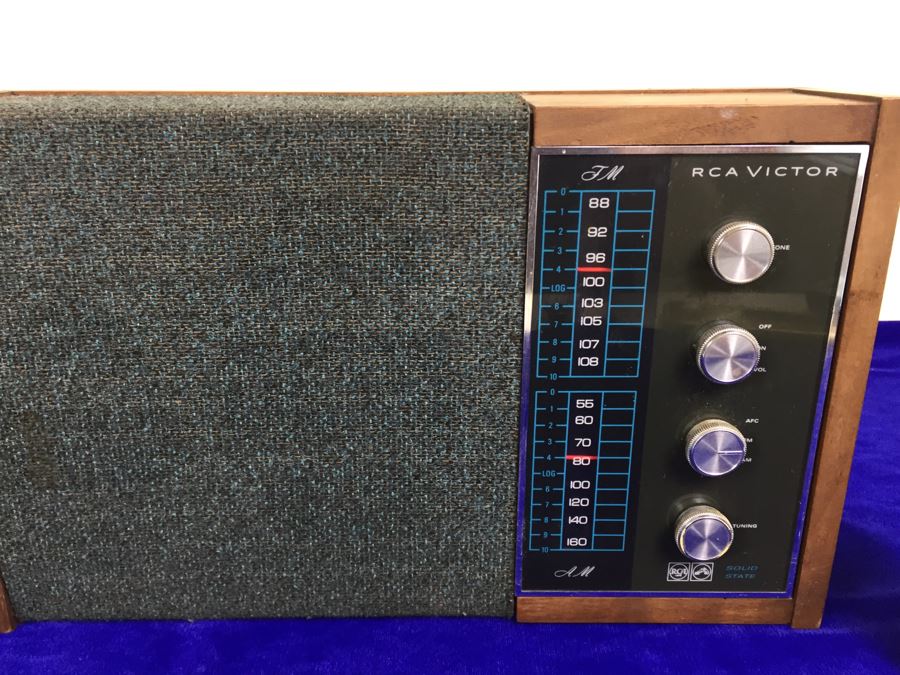 Vintage RCA Victor Solid State Radio Model RHC25W In Walnut Cabinet Working [Photo 4]