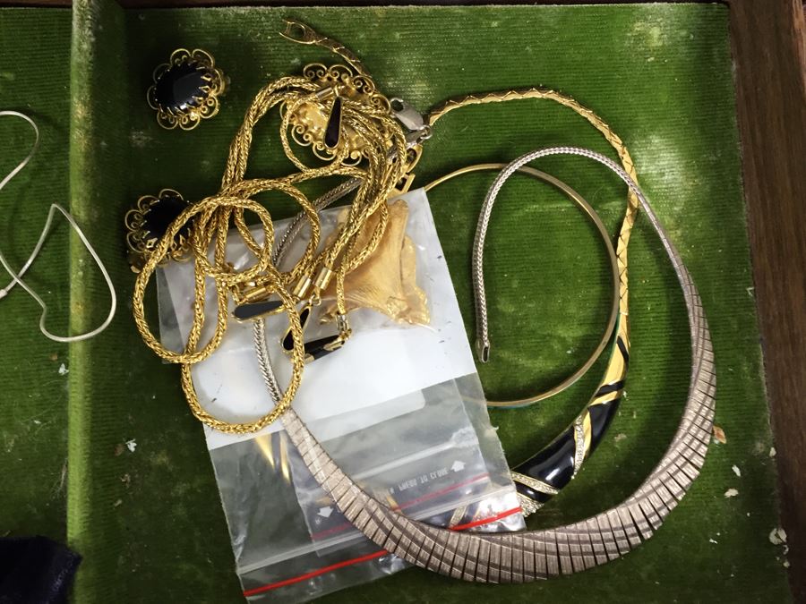 Vintage Tabletop Jewelry Box With 2-Drawers Filled With Costume Jewelry [Photo 18]