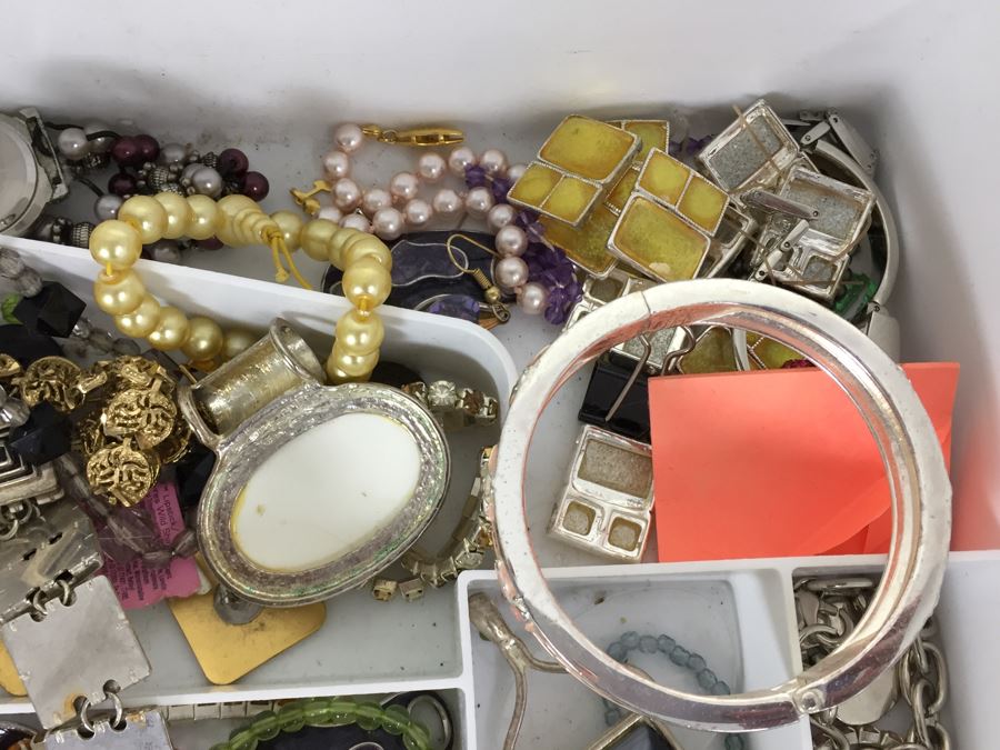 Costume Jewelry Lot [Photo 10]
