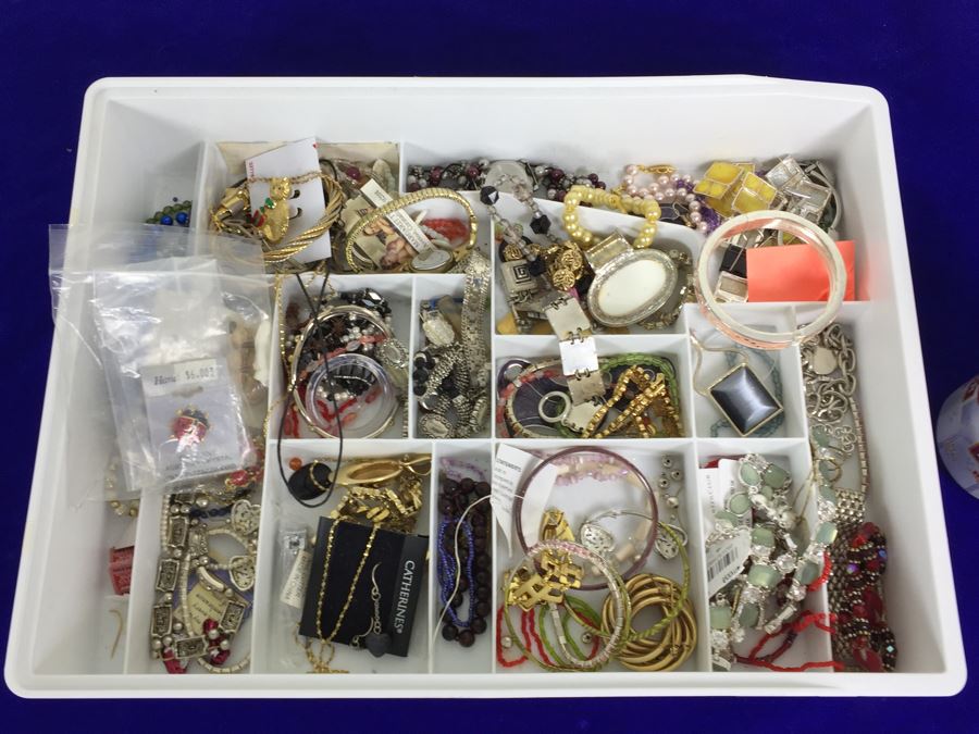 Costume Jewelry Lot [Photo 1]