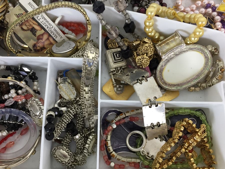 Costume Jewelry Lot [Photo 9]