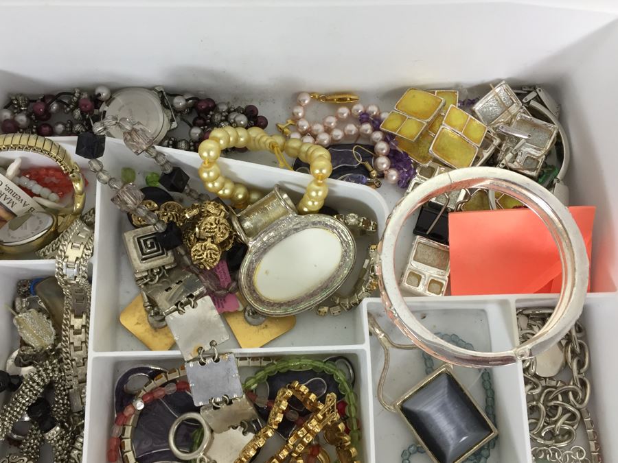 Costume Jewelry Lot [Photo 5]