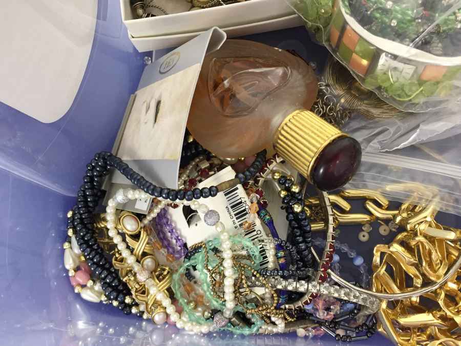 Costume Jewelry Lot [Photo 7]