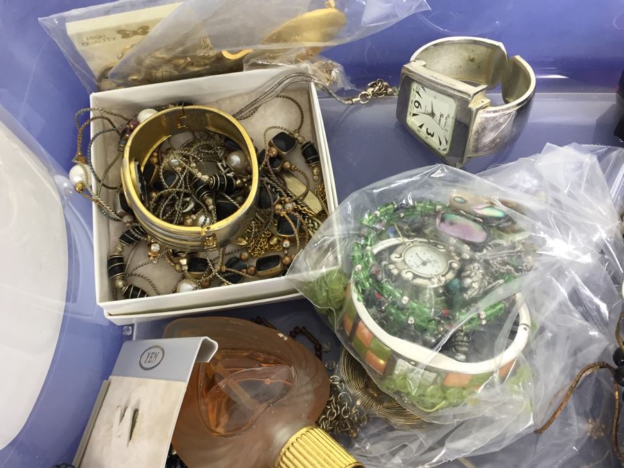 Costume Jewelry Lot [Photo 8]