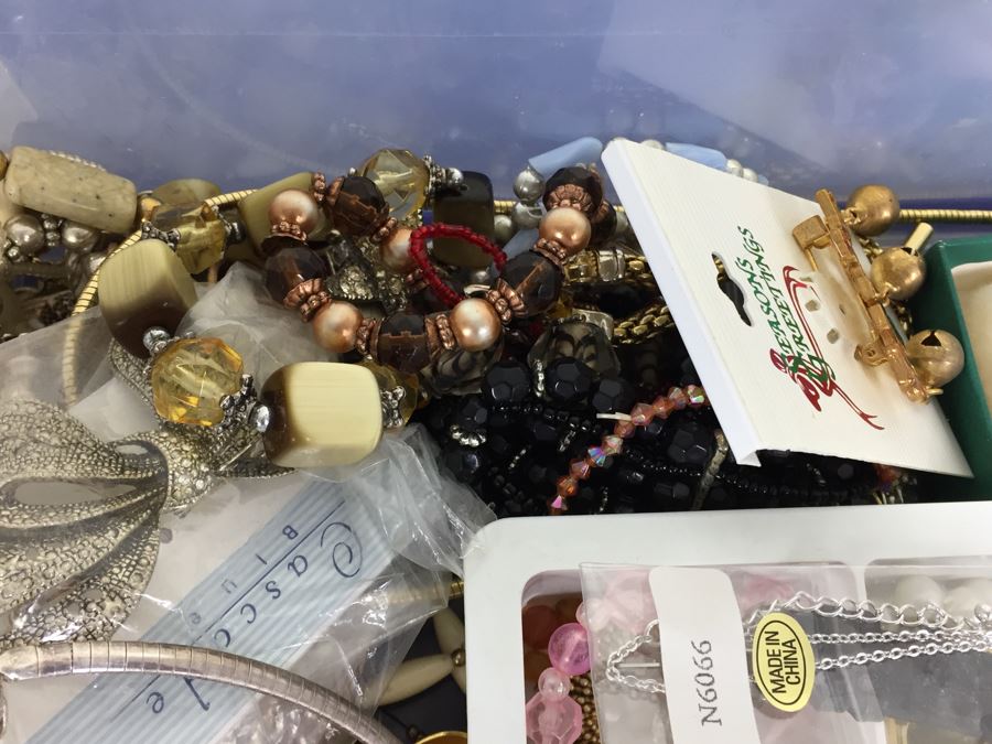 Costume Jewelry Lot [Photo 9]