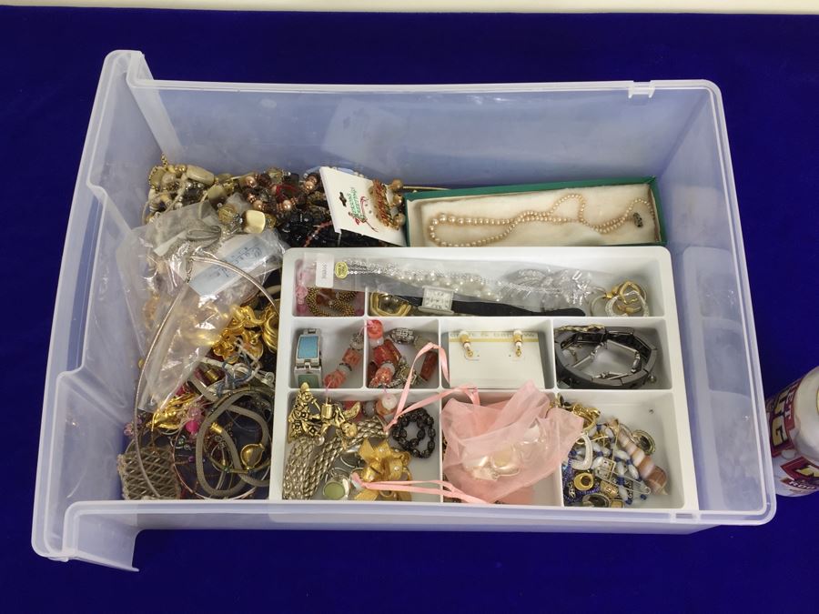 Costume Jewelry Lot [Photo 1]