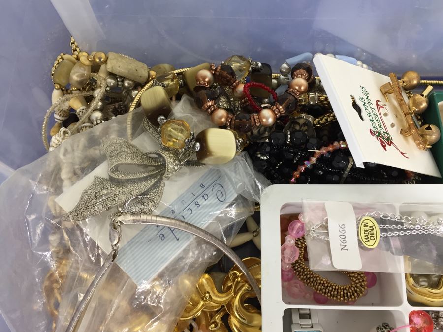 Costume Jewelry Lot [Photo 5]