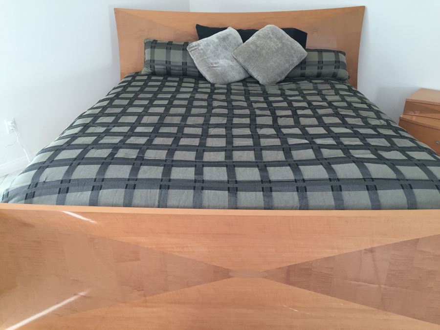 6-Piece Bedroom Set With 6-Drawer Dresser And Mirror, (2) Nightstands, Armoire And Cal King Bed With Mattress And Linens [Photo 14]