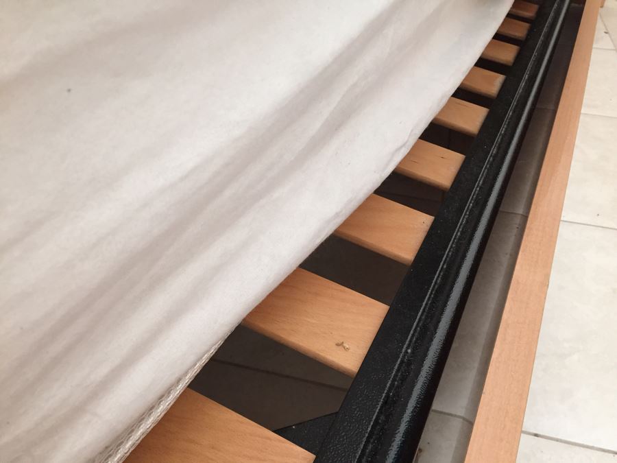 6-Piece Bedroom Set With 6-Drawer Dresser And Mirror, (2) Nightstands, Armoire And Cal King Bed With Mattress And Linens [Photo 16]