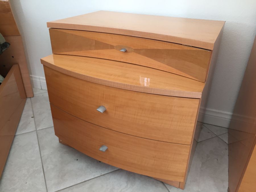 6-Piece Bedroom Set With 6-Drawer Dresser And Mirror, (2) Nightstands, Armoire And Cal King Bed With Mattress And Linens [Photo 5]