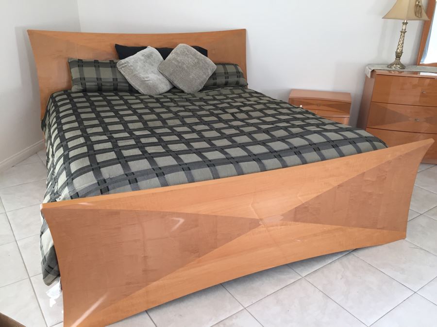 6-Piece Bedroom Set With 6-Drawer Dresser And Mirror, (2) Nightstands, Armoire And Cal King Bed With Mattress And Linens [Photo 20]