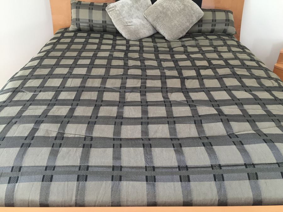 6-Piece Bedroom Set With 6-Drawer Dresser And Mirror, (2) Nightstands, Armoire And Cal King Bed With Mattress And Linens [Photo 15]