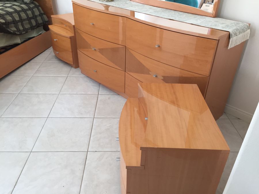 6-Piece Bedroom Set With 6-Drawer Dresser And Mirror, (2) Nightstands, Armoire And Cal King Bed With Mattress And Linens [Photo 19]