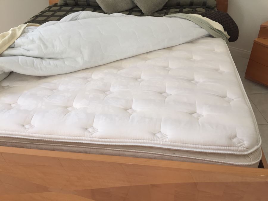 6-Piece Bedroom Set With 6-Drawer Dresser And Mirror, (2) Nightstands, Armoire And Cal King Bed With Mattress And Linens [Photo 18]