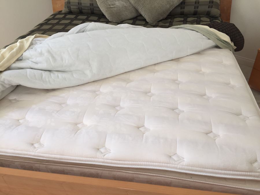 6-Piece Bedroom Set With 6-Drawer Dresser And Mirror, (2) Nightstands, Armoire And Cal King Bed With Mattress And Linens [Photo 17]