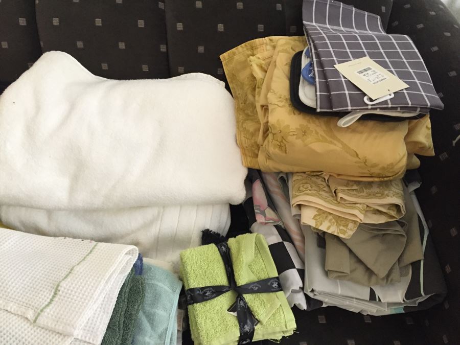 Towels, Bedding And Linen Lot [Photo 6]