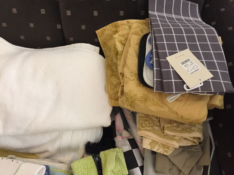 Towels, Bedding And Linen Lot [Photo 7]
