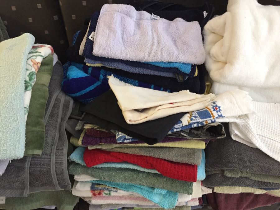 Towels, Bedding And Linen Lot [Photo 3]