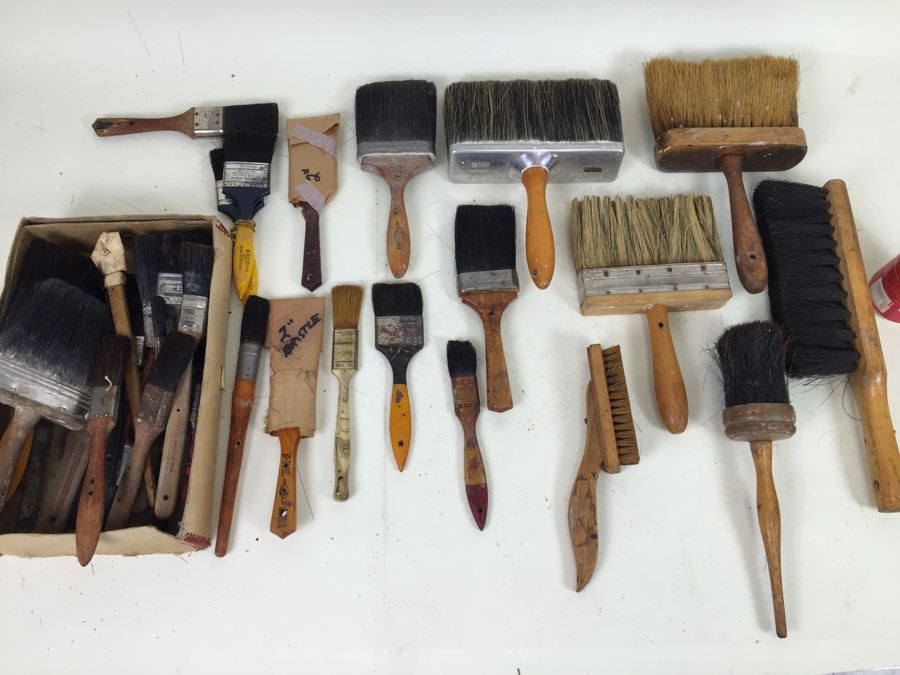 Large Lot Of Vintage Brushes [Photo 1]