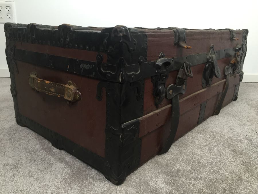 Old Vintage Trunk With Some Items Maps [Photo 12]