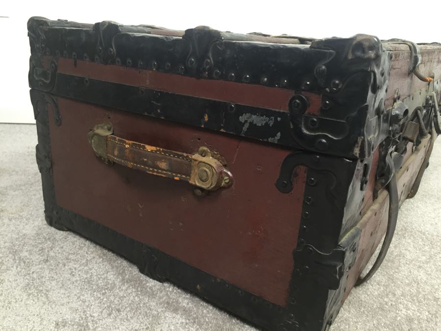 Old Vintage Trunk With Some Items Maps [Photo 13]